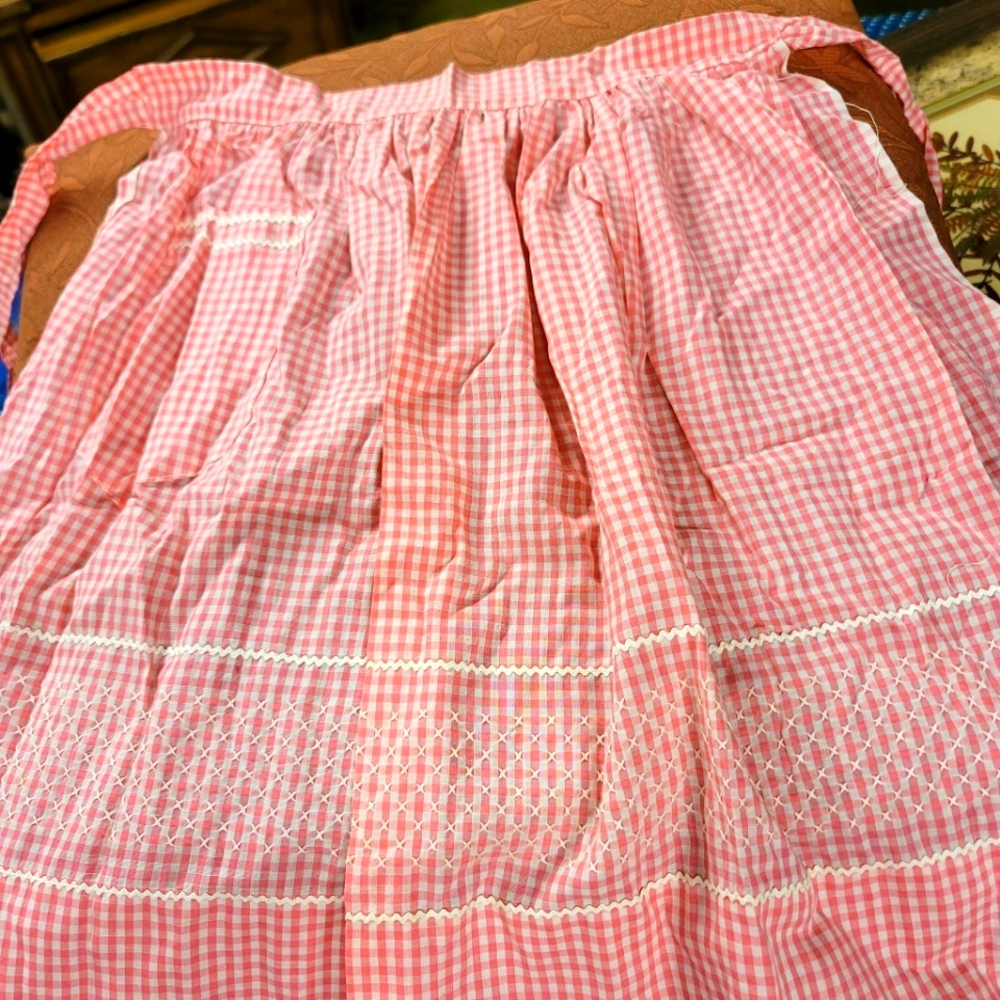 Vintage  Pink/white Apron with pocket  Good condition nosPlease look at picture